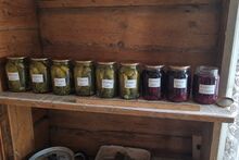 Каноническая полка с единственной открытой банкой.