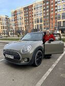 Документальная улика: бабка в открытой двери Mini Cooper.