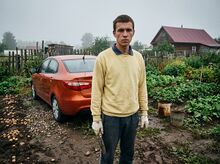 Максим у машины на дачном дворе.