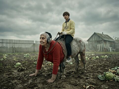Людмила-кентавр на картофельном ряду, Максим верхом — единственная фамилия в разряде «допущен в седло».