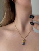 Кулон на цепочке — ещё один ракурс.