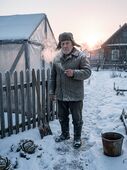 Зимовка: Петрович у заиндевевшего забора.
