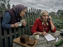 Первый канонический портрет Зины у штабного стола.