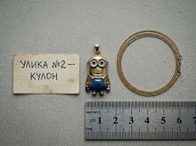 Досье-фото №2: протокольный макрос кулона на архивном картоне с линейкой.