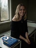 Послеоперационный кадр: человеческое тело, шрам на плече, кулон не снят.