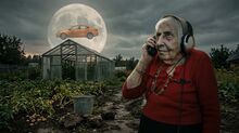 Людмила наблюдает Луну с грядки в момент звонка.